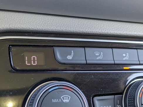 Used 2021 Volkswagen Atlas SEL image 31