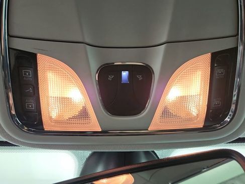 Used 2019 Jeep Cherokee Limited image 25