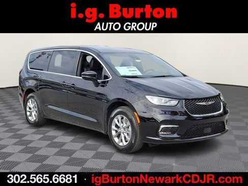 New 2026 Chrysler Pacifica Select image 1