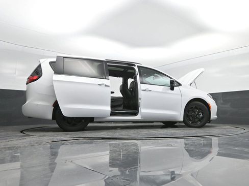 Used 2024 Chrysler Pacifica Premium image 55