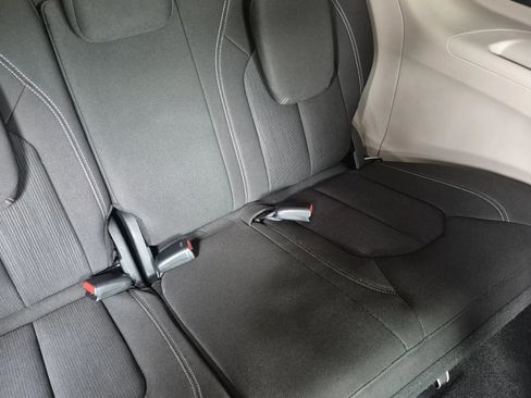 Used 2022 Chrysler Voyager LX image 19