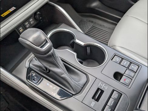 Used 2023 Toyota Highlander XLE image 18