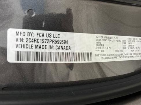 Used 2023 Chrysler Pacifica Limited w/ Uconnect Theater Family Group FWD image 27