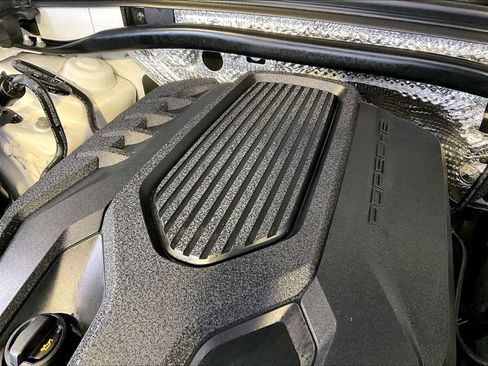Certified 2024 Porsche Macan AWD/4WD image 33