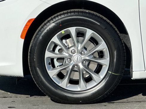 New 2026 Chrysler Pacifica Limited image 31