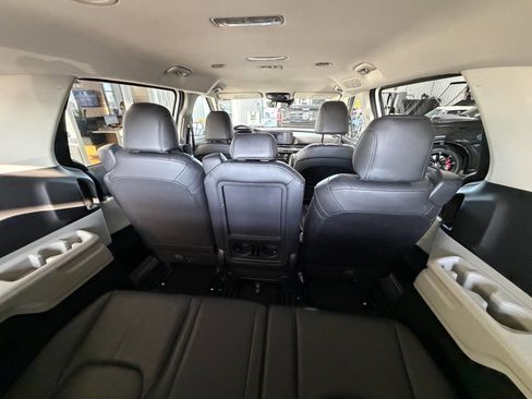 Used 2023 Kia Carnival LX image 15