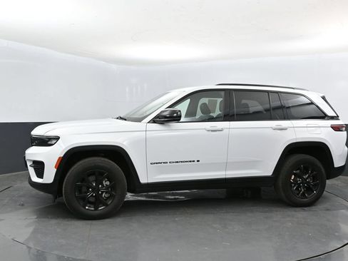 Used 2025 Jeep Grand Cherokee Altitude AWD/4WD image 10