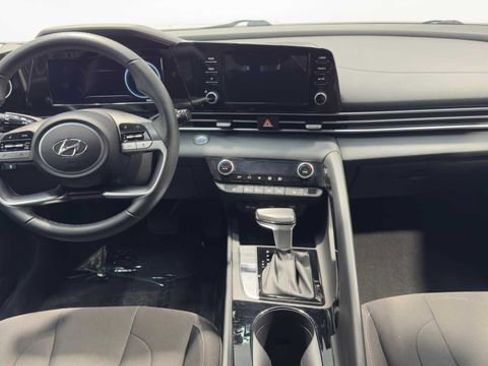 Used 2022 Hyundai Elantra SEL w/ Convenience Package FWD image 17