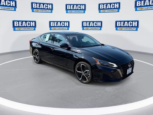 Used 2024 Nissan Altima 2.5 SR FWD image 2