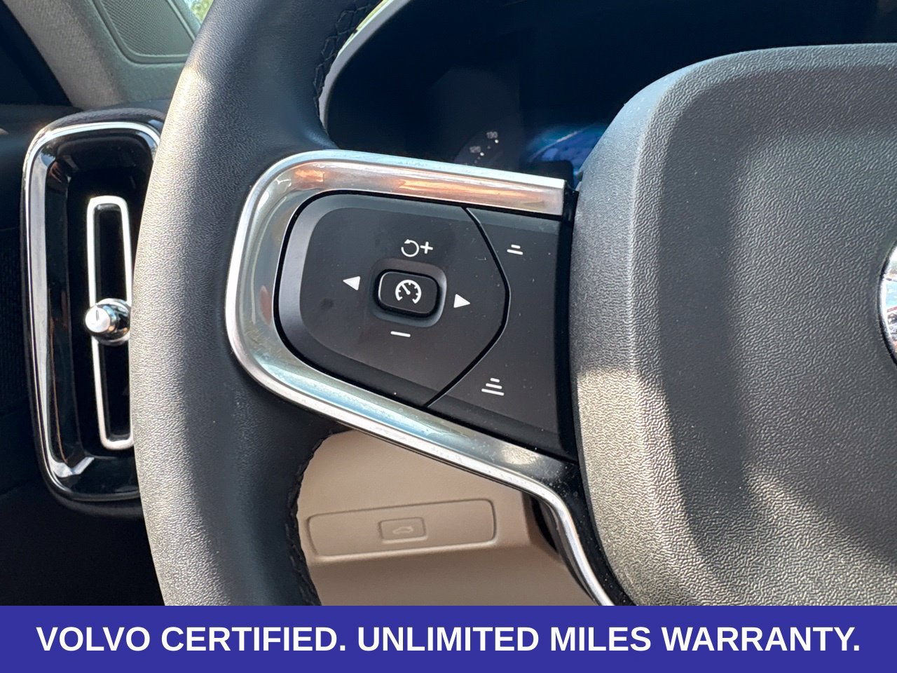 Certified 2025 Volvo XC40 B5 Plus AWD/4WD image 27