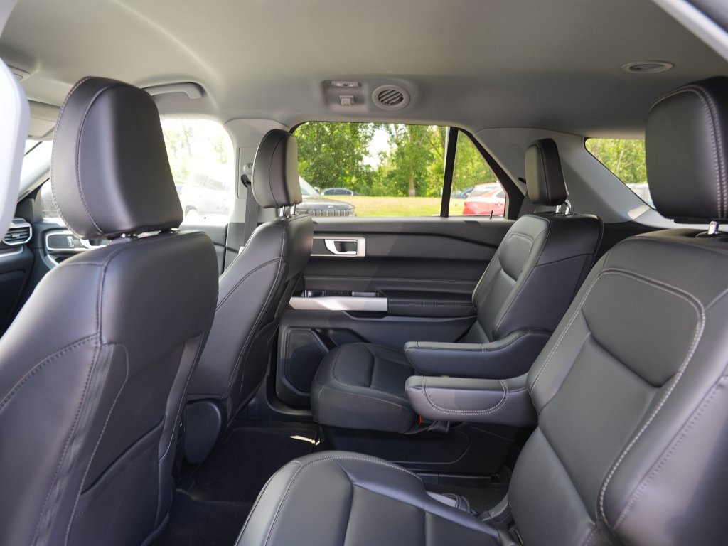 Used 2024 Ford Explorer XLT w/ Equipment Group 202A AWD/4WD image 18