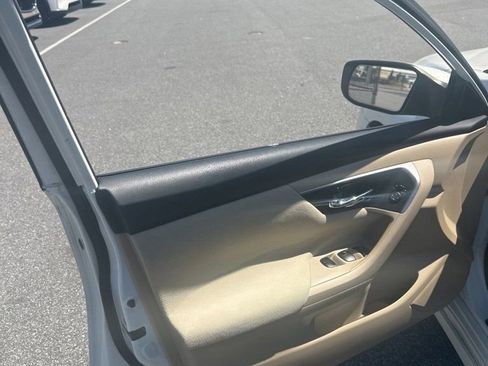 Used 2015 Nissan Altima 2.5 S w/ Sport Value Package image 3