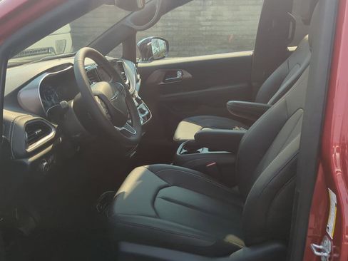 New 2026 Chrysler Pacifica Select image 16
