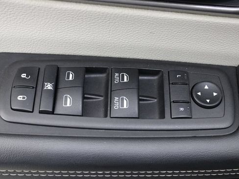 Used 2024 Chrysler Pacifica Limited FWD image 18
