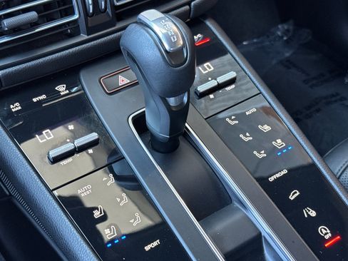 Used 2022 Porsche Macan AWD/4WD image 17