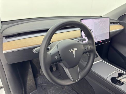Used 2021 Tesla Model Y Long Range image 13