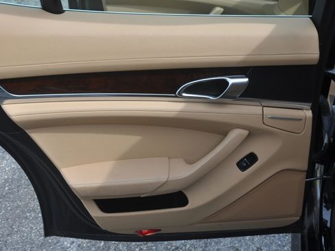 Used 2013 Porsche Panamera 4S image 18