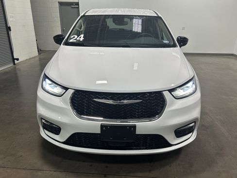 Used 2024 Chrysler Pacifica Touring-L image 8