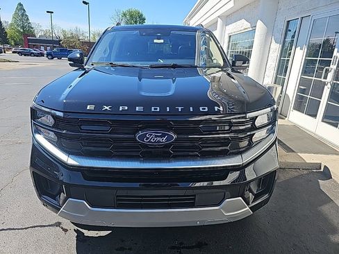 Used 2025 Ford Expedition Platinum w/ Driver's Package AWD/4WD image 3