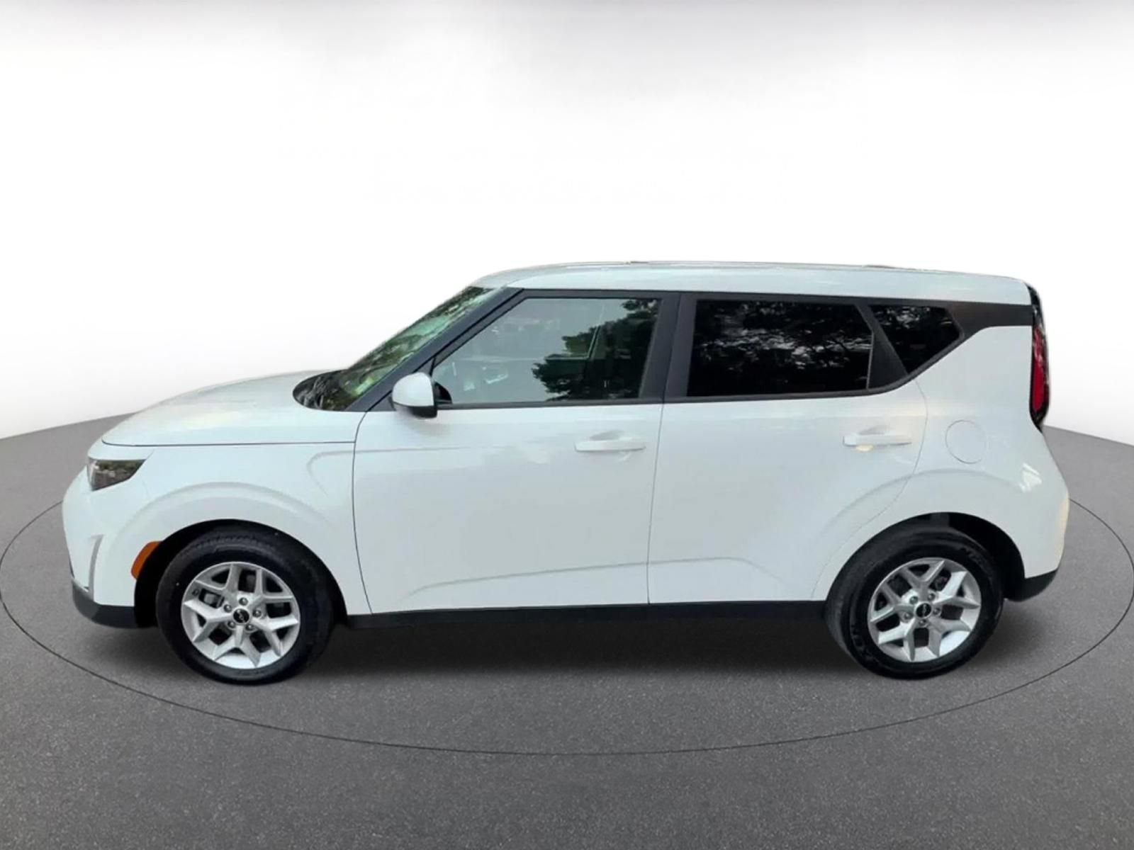 Used 2025 Kia Soul LX w/ LX Technology Package FWD image 8
