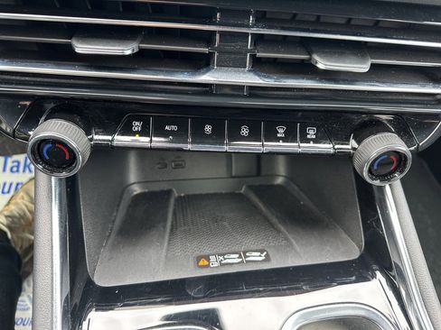 Used 2025 Chevrolet Traverse LT image 71