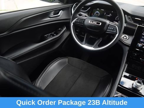 Used 2023 Jeep Grand Cherokee Altitude AWD/4WD image 2