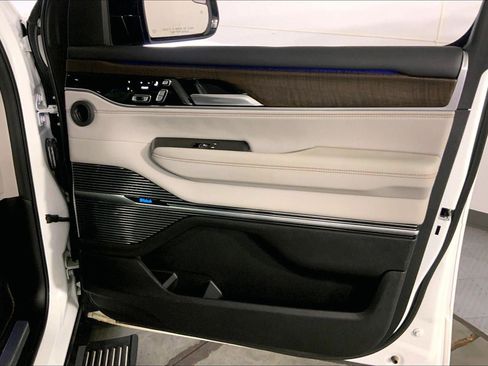 Used 2025 Jeep Grand Wagoneer 4WD image 25