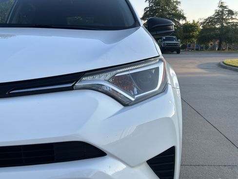 Used 2018 Toyota RAV4 LE FWD image 5
