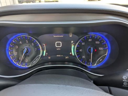 Used 2023 Chrysler Pacifica Touring-L FWD image 5
