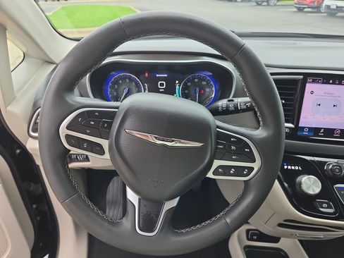 Used 2024 Chrysler Pacifica Touring-L FWD image 12