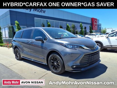 Used 2025 Toyota Sienna XLE FWD image 1