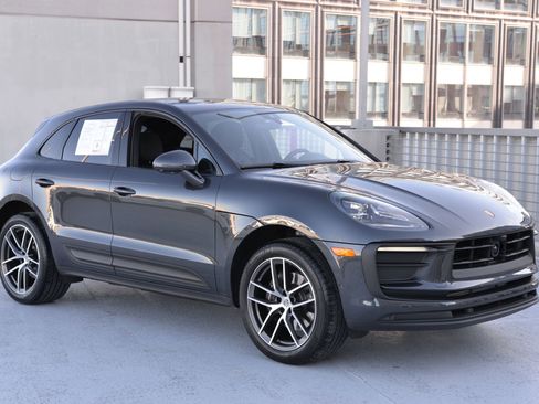 Certified 2025 Porsche Macan image 7