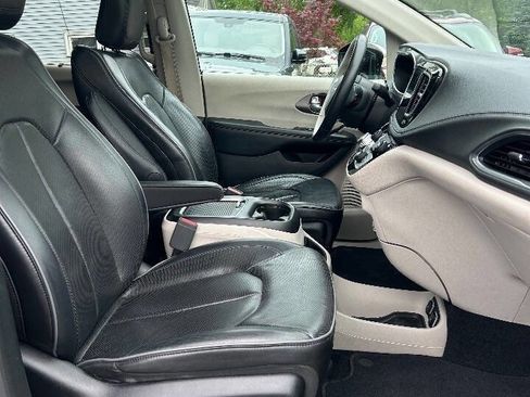 Used 2018 Chrysler Pacifica Limited FWD image 12