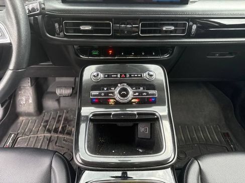 Used 2022 Lincoln Nautilus FWD w/ Premium Package image 18