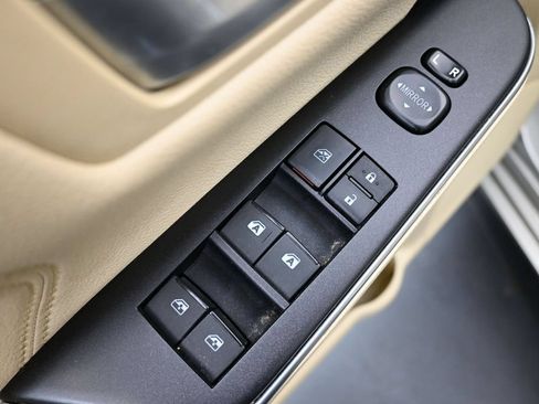 Used 2016 Toyota Camry XLE w/ Moonroof Package FWD image 13