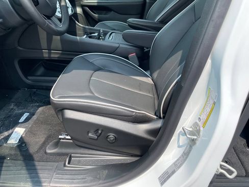 New 2027 Chrysler Pacifica Limited w/ Trailer Tow Group AWD/4WD image 10