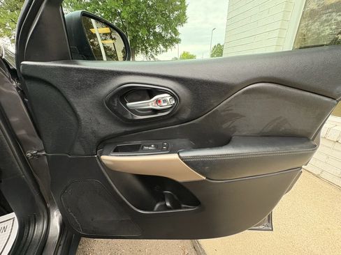 Used 2017 Jeep Cherokee Sport FWD image 12