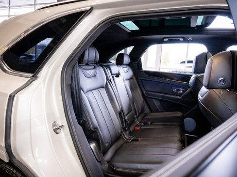 Used 2018 Bentley Bentayga image 25