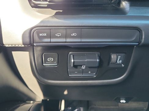 Certified 2021 Cadillac Escalade Premium Luxury Platinum image 16