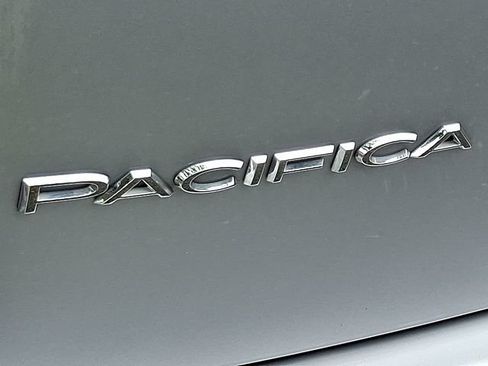 Used 2024 Chrysler Pacifica Touring-L FWD image 29