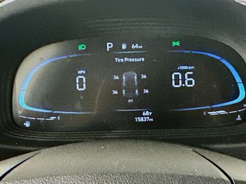 Used 2025 Hyundai Venue SEL image 2