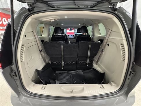 Used 2022 Chrysler Pacifica Touring-L FWD image 19