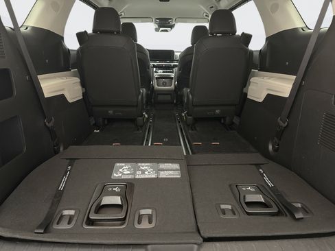 Used 2024 Kia Carnival EX image 23