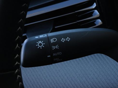 Used 2025 Toyota Camry SE image 34