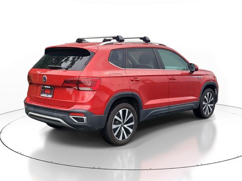 Used 2024 Volkswagen Taos SE w/ Panoramic Sunroof Package FWD image 7