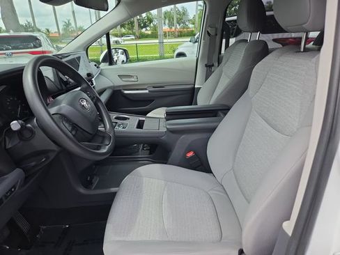 Used 2023 Toyota Sienna LE FWD image 11