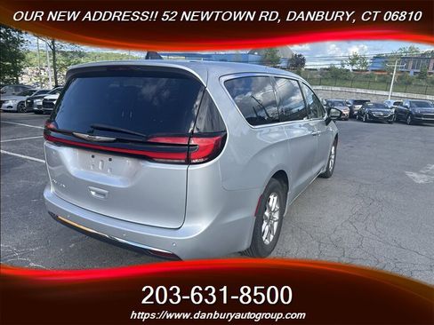 Used 2024 Chrysler Pacifica Touring-L FWD image 4