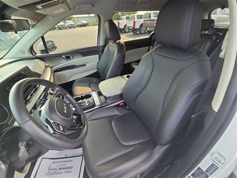 Used 2024 Kia Carnival LX image 17