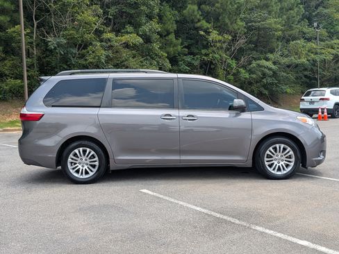 Used 2017 Toyota Sienna XLE FWD image 10