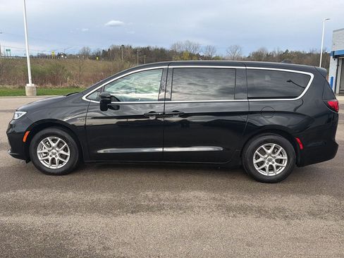 Used 2024 Chrysler Pacifica Touring-L image 2